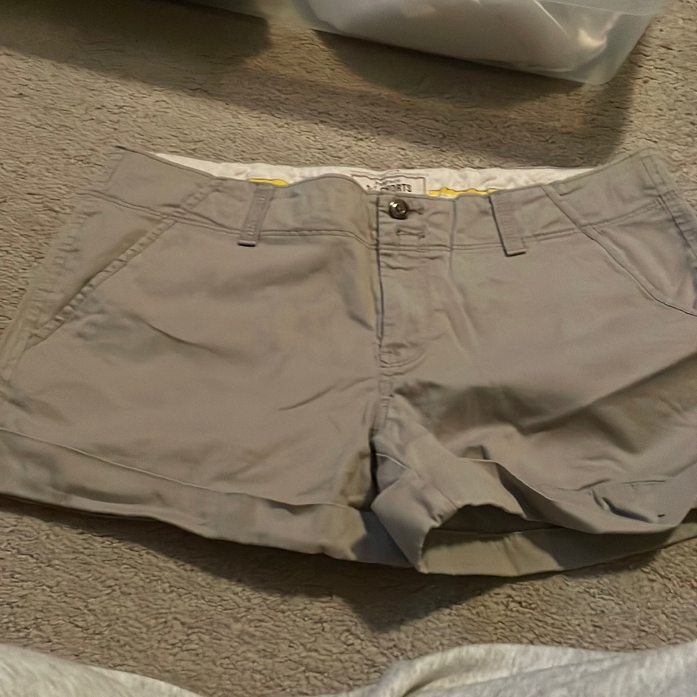 Old navy 3 1/2 khaki shorts